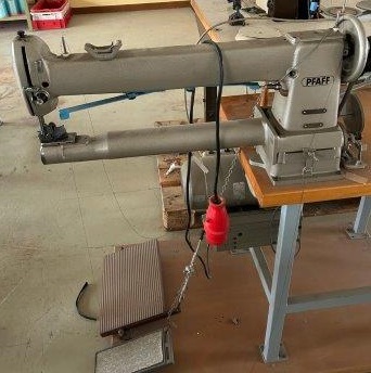 PFAFF Kl. 28-209 Langarm Armaufwärts Nähmaschine mit circa 500 mm Armlänge, komplett auf Gestell mit Motor, sehr guter Zustand