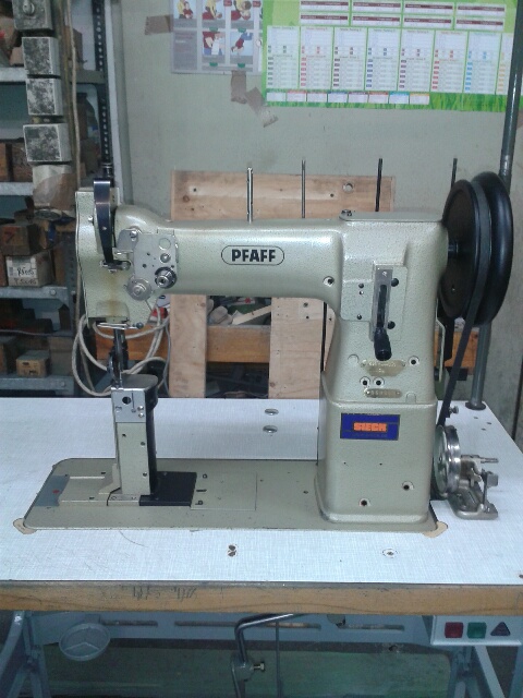 PFAFF Kl. 593-944/01 single needle post bed sewing machine with drop feed, large rotary hook, complete with table
