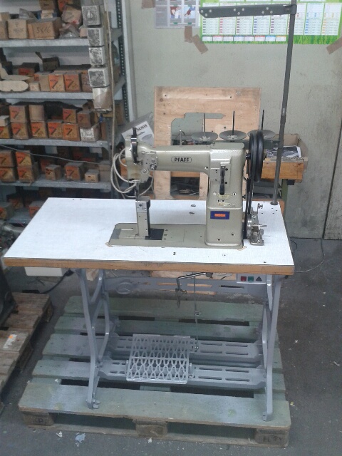 PFAFF Kl. 593-944/01 single needle post bed sewing machine with drop feed, large rotary hook, complete with table