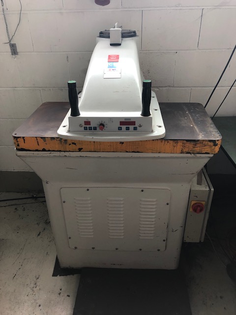 SOLD! SCHÖN Type 1008 hydraulic clicking with 22 tons pressure, swing arm 450 mm, cutting surface 900 x 450 mm, stroke from 5 mm to 150 mm, CE rebuilt