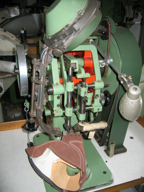 ALBEKO Typ 131-HSO4A full automatic eyeleting machine with punching feeding and setting the eyelet, with width adjustable eyelet chanel