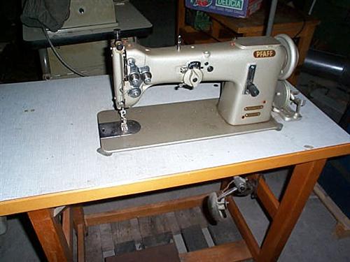 PFAFF Kl. 138-6 medium duty zig zag sewing machine, 6 mm zig zag width, complete on table with electronic servo motor without automatic needle positioning