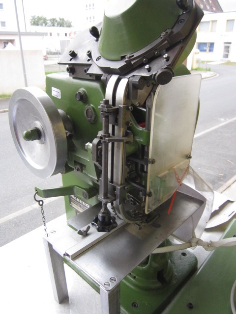 ALBEKO Typ 131 HS04 vollautomatische Ösensetzmaschine mit Lochnung und Transport