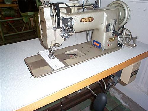 PFAFF Kl. 544-944/01 Zweinadel-Flachnähmaschine mit Untertransport, normaler Rollfuss, großer Greifer, komplett auf Gestell