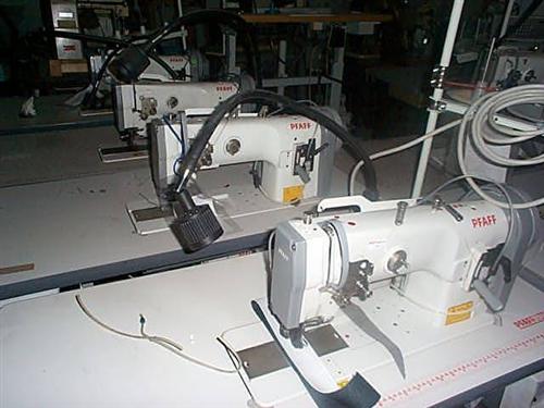 PFAFF Kl. 244-944/01 Zweinadel-Flachnähmaschine mit Untertransport und normaler Rollfuss, komplett auf Gestell 