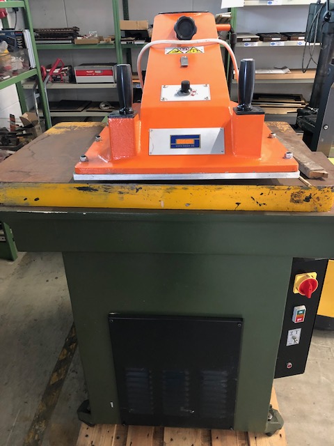 VERKAUFT ! SIECK Typ 2550 hydraulische Schwenkarmstanze mit 25 to Druckleistung, CE Kennzeichnung, Stanzfläche 1000 x 500 mm, Schwenkarmbreite 500 mm, Hub 90 mm, maximaler Durchgang 130 mm, überholt