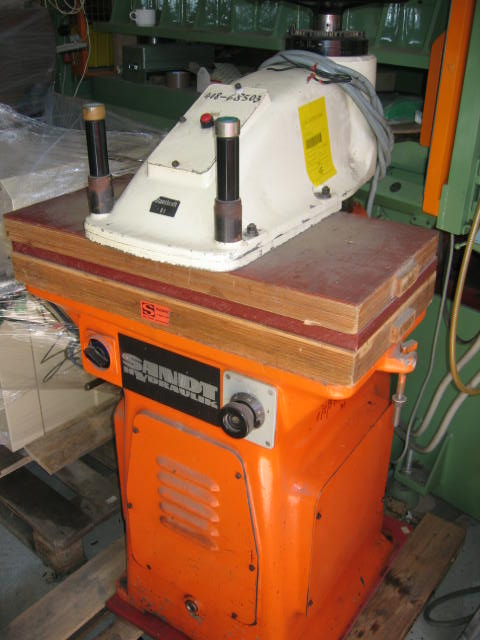 VERKAUFT! SANDT Typ 408 kleine hydraulische Schwenkarmstanze Prüflingstanze Laborstanze mit 8 to Druckleistung, Tischfläche 700 x 360 mm, Schwenkarmbreite Pressfläche 300 x 360 mm, maximaler Durchgang 150 mm maximaler Hub 50 mm, gebraucht guter Zustand
