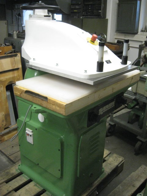 SANDT Type 410 hydraulic clicking press with 25 tons pressure, table surface 900 x 450 mm swing arm width and pressing surface 550 x 450 mm, two hand release, rebuilt
