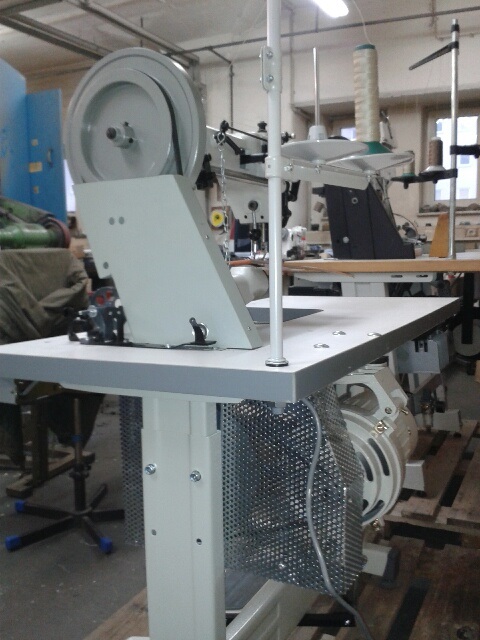 SIECK Type 441 K SLOW heavy duty arm type sewing machine with barrel shuttle triple transport alternating pressers arm length 270 mm complete on stand, extra large hand wheel and speed reducer, brandnew