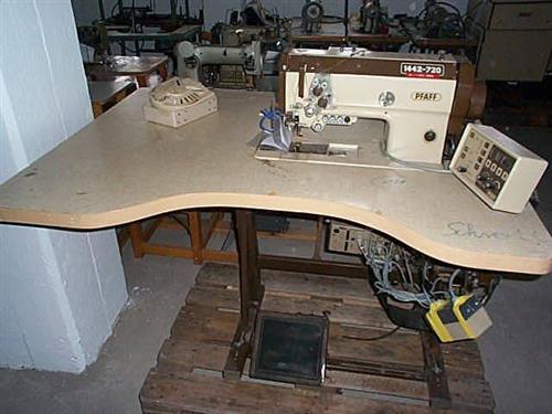 PFAFF Kl. 1422-720/02-900/56 two needle flat bed sewing machine with drop feed and needle feed, large rotary hooks, thread trimmer, complete on table with electronic motor with disengabable needle bar