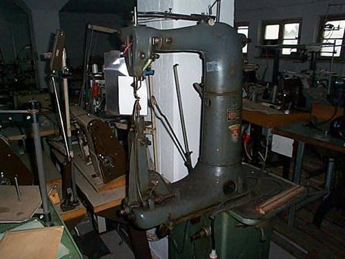 PROTOS Typ 658 Kettenstich-Hochsäulennähmaschine mit wegschwenkbarer Säule