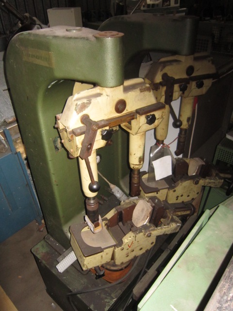 ALBEKO Typ 528 AL zweistellige hydraulische Sohlenpresse mit Louix XV Einrichtung