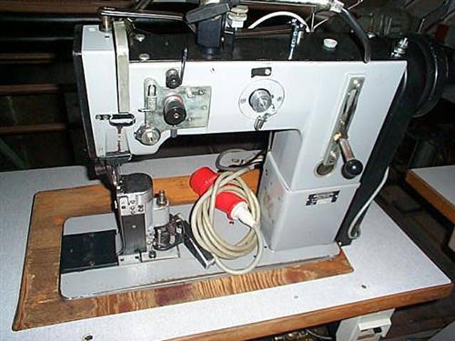 ADLER Kl. 268-FA 63 S/UX schwere Säulennähmaschine mit Fadenabschneidung und Futterbeschneidung von unten, angetriebener Rollfuss , mit Elektronik Stopmotor