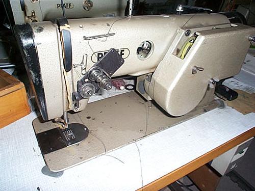 PFAFF Kl. 418-718/01-6/01-900/51-910/04-911/35-915/05 special zig zag high speed sewing machine with different zig zag designs, complete on table with electronic motor