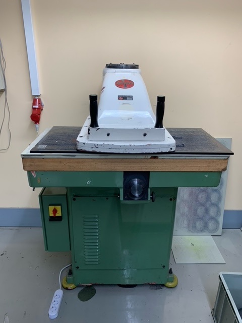 SOLD! SCHÖN Type 8 LS hydraulic clicking with 22 tons pressure, swing arm 450 mm, cutting surface 900 x 450 mm, two hand release stroke upto 60 mm, rebuilt