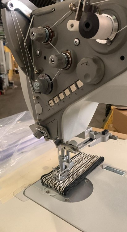 DÜRKOPP ADLER Kl. 967 100180 heavy duty flat bed sewing machine triple transport, XL hook, 15 mm stitch length, 420 mm arm length, 225 mm daylight, autom. foot lifter, display, integrated motor, on stand with table, brandnew
