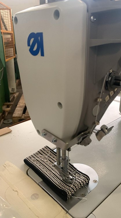DÜRKOPP ADLER Kl. 967 100180 heavy duty flat bed sewing machine triple transport, XL hook, 15 mm stitch length, 420 mm arm length, 225 mm daylight, autom. foot lifter, display, integrated motor, on stand with table, brandnew