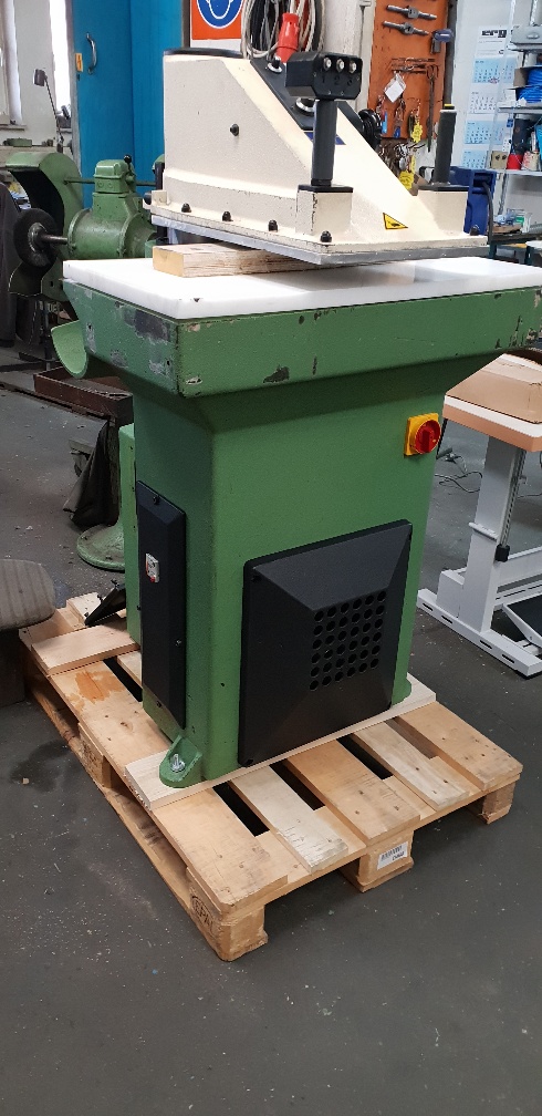 SOLD! ATOM S120 hydraulic clicking press with 18 tons pressure, cutting surface 800 x 430 mm, swing arm width 370 mm, rebuilt