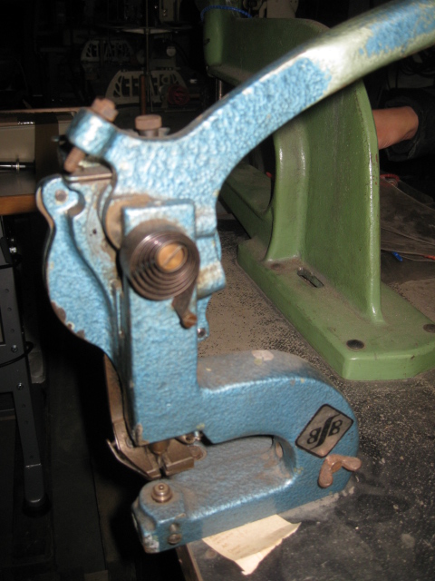 BERNING hand driven eyeleting machine with automatic eyelets support