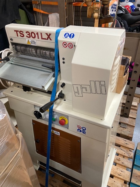 GALLI TS301LX strip strap cutting machine for belts or leather goods, with 300 mm working width, pedal speed control, CE, year 2010, very good condition