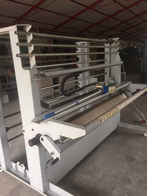 COMELZ RHD8 - PD - PS  Rollenständer mit motorisch angetriebenen Rundmesser Ablängeinrichtung und Stofflegetisch, 1600 mm Breite, mit separatem Material-Einfuhr-Schiebetisch 