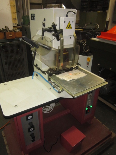 SIECK Typ 204 205 pneumatische Prägemaschine mit Folienvorschub, Prägefläche 130 x 80 mm, automatischer Schiebetisch, SPS Steuerung, CE, fabrikneu
