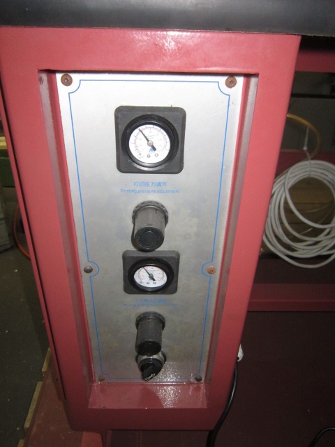 SIECK Typ 204 205 pneumatische Prägemaschine mit Folienvorschub, Prägefläche 130 x 80 mm, automatischer Schiebetisch, SPS Steuerung, CE, fabrikneu