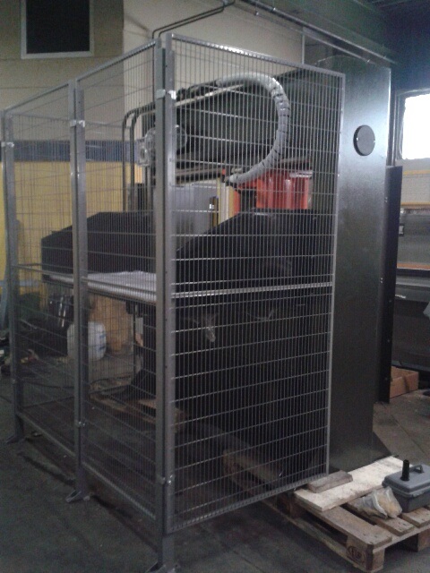 SIECK Typ 564 hydraulic travelling head cutting machine press with 25 or 50 tons pressure, stroke 5-150 mm, daylight 180 mm, light fence, cutting release panel moveable in front, available in the cutting surfaces enclosed