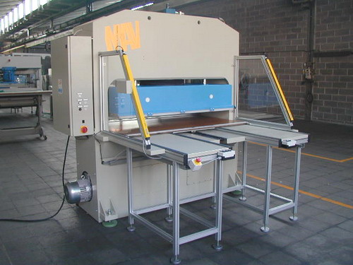 SIECK Typ 602 Brückenstanze Großflächenstanze mit 110 to Druckleistung, 1 zentraler Druckzylinder, Stanzflächen bis 1600 x 700 mm, mit Schiebetisch, Rollenvorschub oder Stanzband, Siemens SPS Steuerung, fabrikneu