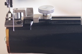 SIECK OUTLAW Handantriebene schwere Sattlernähmaschine mit Barrelschiffchen, Fußlüftung 18 mm Stichhöhe 16 mm Max.Stichlänge 8 mm Nadeltransport Nadelsystem 794 Greifer:HAD204 Barrelschiffchen Armdurchgang 120 mm Fadenstärke 30/3 - 8/3, fabrikneu