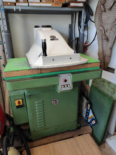 SCHÖN Type 8 LES hydraulic clicking with 22 tons pressure, swing arm width and pressing surface 550 x 450 mm, table surface 900 x 450 mm, stroke from 5 mm to 150 mm, rebuilt