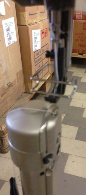 SIECK 68-4573 Hochsäule Nähmaschine mit Dreifachtransport, linksständige Säule, 420 mm Säulenhöhe, komplett auf Gestell mit 220 V Elektronikmotor, fabrikneu