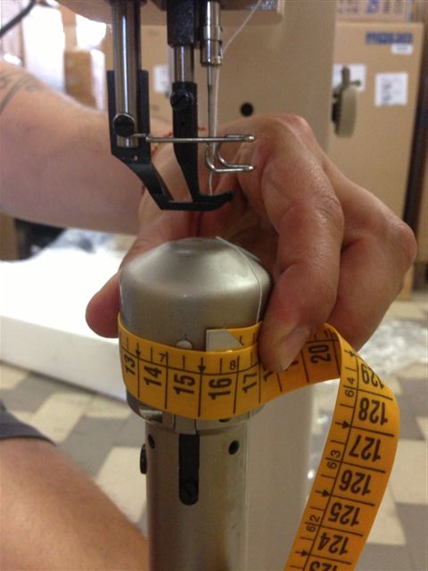 SIECK 68-4573 Hochsäule Nähmaschine mit Dreifachtransport, linksständige Säule, 420 mm Säulenhöhe, komplett auf Gestell mit 220 V Elektronikmotor, fabrikneu
